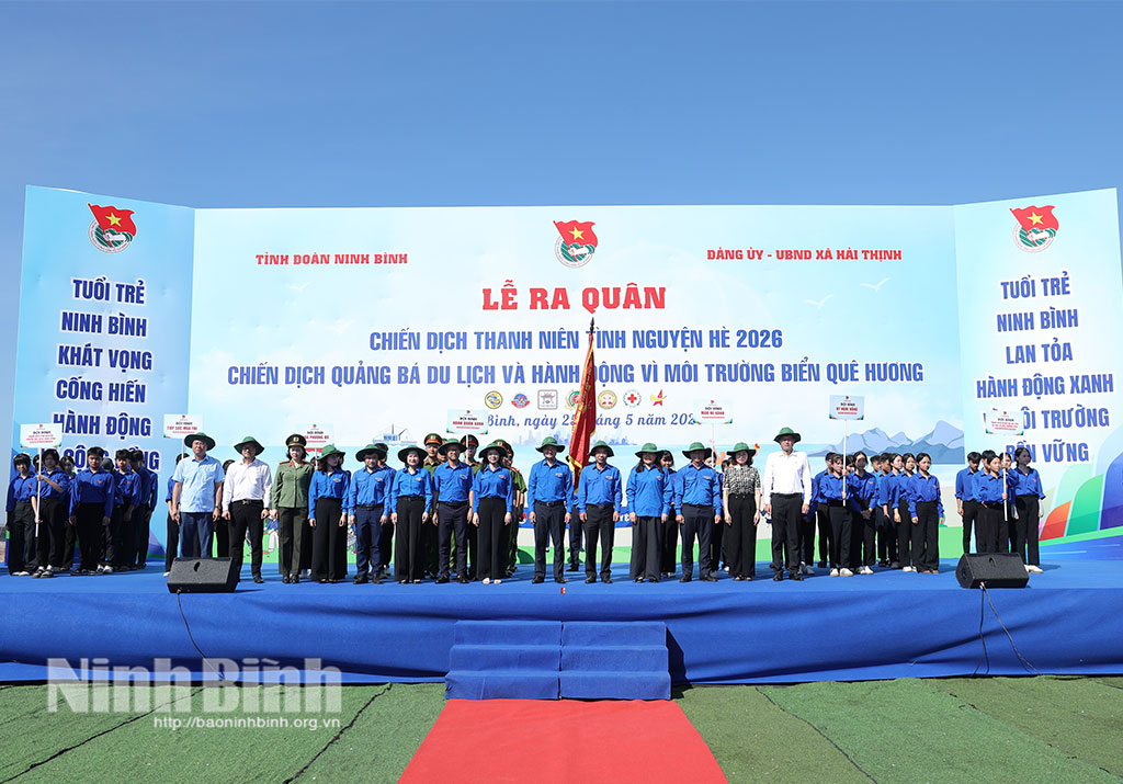 Các đại biểu và đoàn viên, thanh niên phát động chương trình ra quân Chiến dịch Thanh niên tình nguyện Hè 2026; Chiến dịch quảng bá du lịch và hành động vì môi trường biển quê hương.