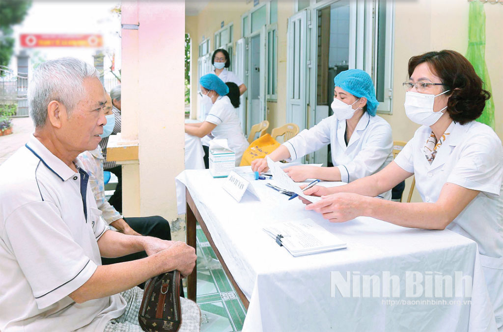 Bác sĩ Bệnh viện Phổi Hà Nam tư vấn, khám bệnh cho người dân phường Phù Vân.