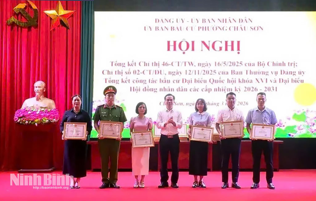 Lãnh đạo Đảng uỷ phường Châu Sơn khen thưởng cho các tập thể, cá nhân tiêu biểu trong công tác bầu cử đại biểu Quốc hội khoá XVI và đại biểu HĐND các cấp nhiệm kỳ 2026-2031. Ảnh: CTV