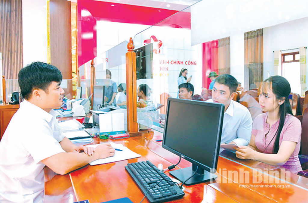 Hoạt động tại Trung tâm Phục vụ hành chính công xã Quang Thiện. Ảnh: Hồng Giang