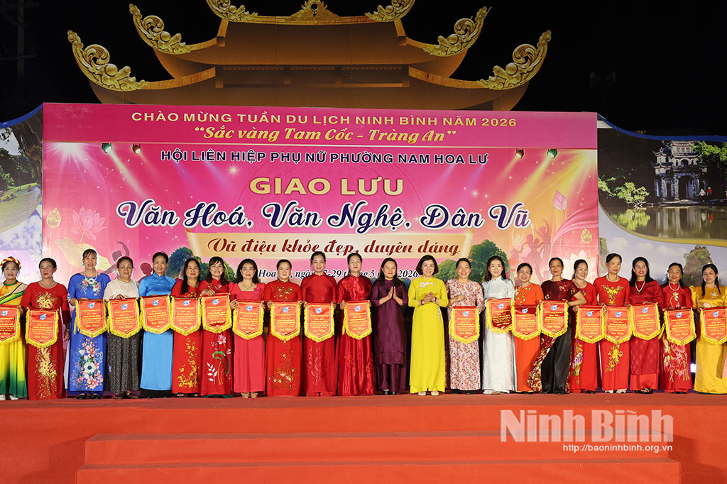 Ban Tổ chức trao cờ lưu niệm cho các đoàn tuyển tham gia giao lưu.