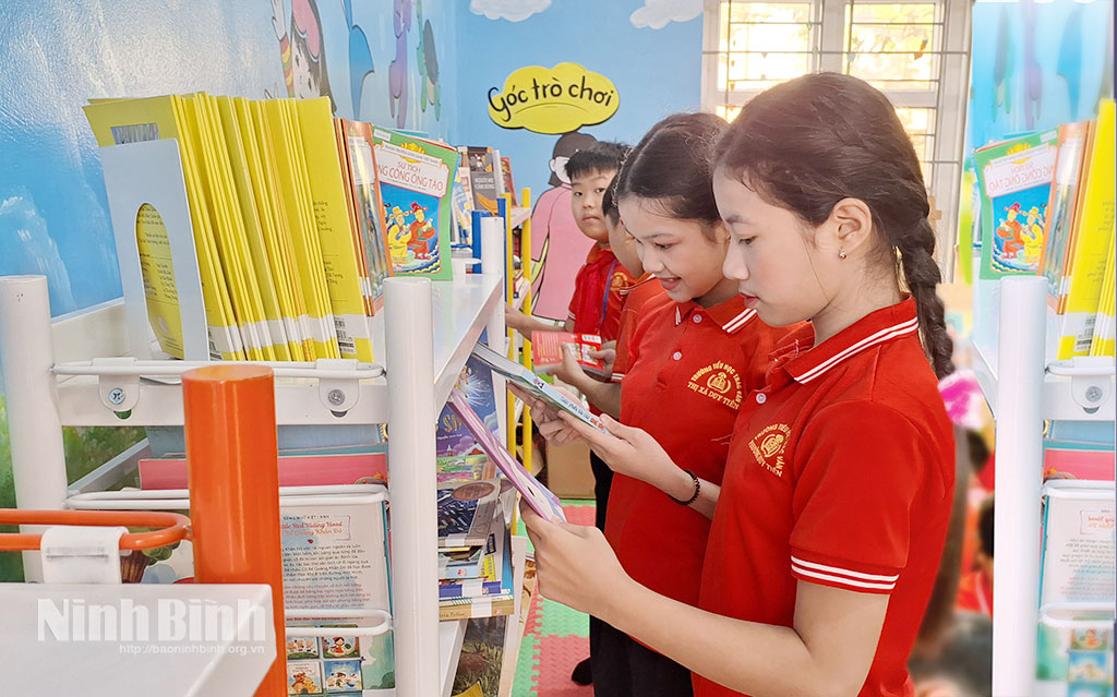 Học sinh Trường Tiểu học Trác Văn, phường Duy Tiên đọc sách trong thư viện nhà trường.