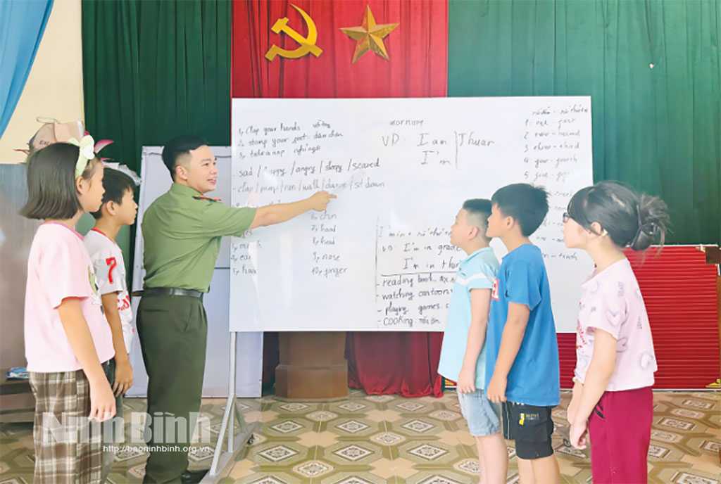 Cán bộ, chiến sĩ Công an giảng bài tại lớp học tiếng Anh miễn phí cho trẻ em có hoàn cảnh khó khăn phường Nam Hoa Lư.