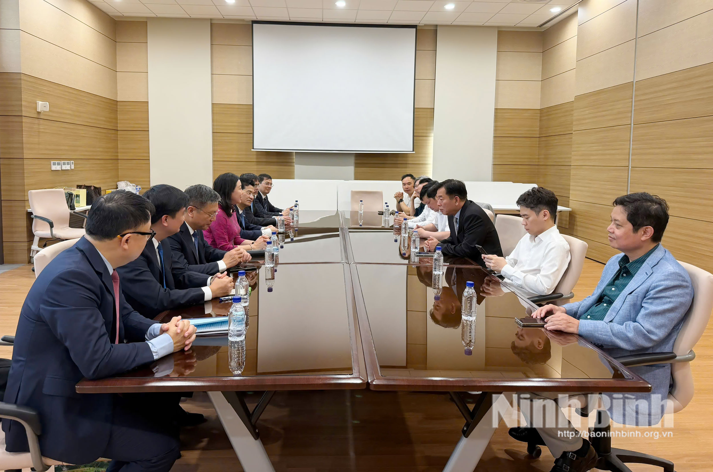Đồng chí Đinh Thị Lụa, Phó Bí thư Tỉnh ủy, Chủ tịch Ủy ban MTTQ Việt Nam tỉnh và đoàn làm việc với Đại sứ quán Việt Nam tại Hàn Quốc .