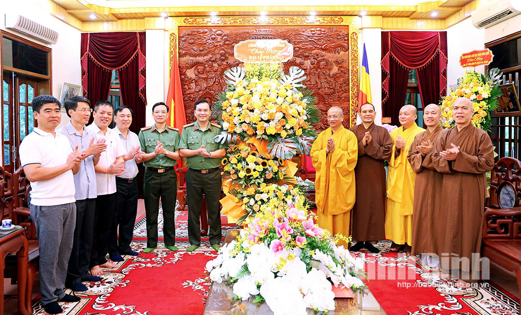 Đồng chí Đại tá Cù Quốc Thắng, Ủy viên Ban Thường vụ Tỉnh ủy, Bí thư Đảng ủy, Giám đốc Công an tỉnh cùng Đoàn đại biểu tặng hoa chúc mừng Giáo hội Phật giáo Việt Nam tỉnh Ninh Bình nhân dịp Đại lễ Phật đản năm 2026 - Phật lịch 2570.