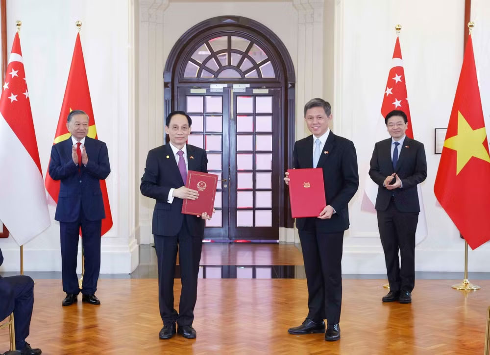 Tổng Bí thư, Chủ tịch nước Tô Lâm và Thủ tướng Singapore Lawrence Wong chứng kiến Lễ trao các văn kiện hợp tác giữa hai nước. (Ảnh: Thống Nhất/TTXVN)