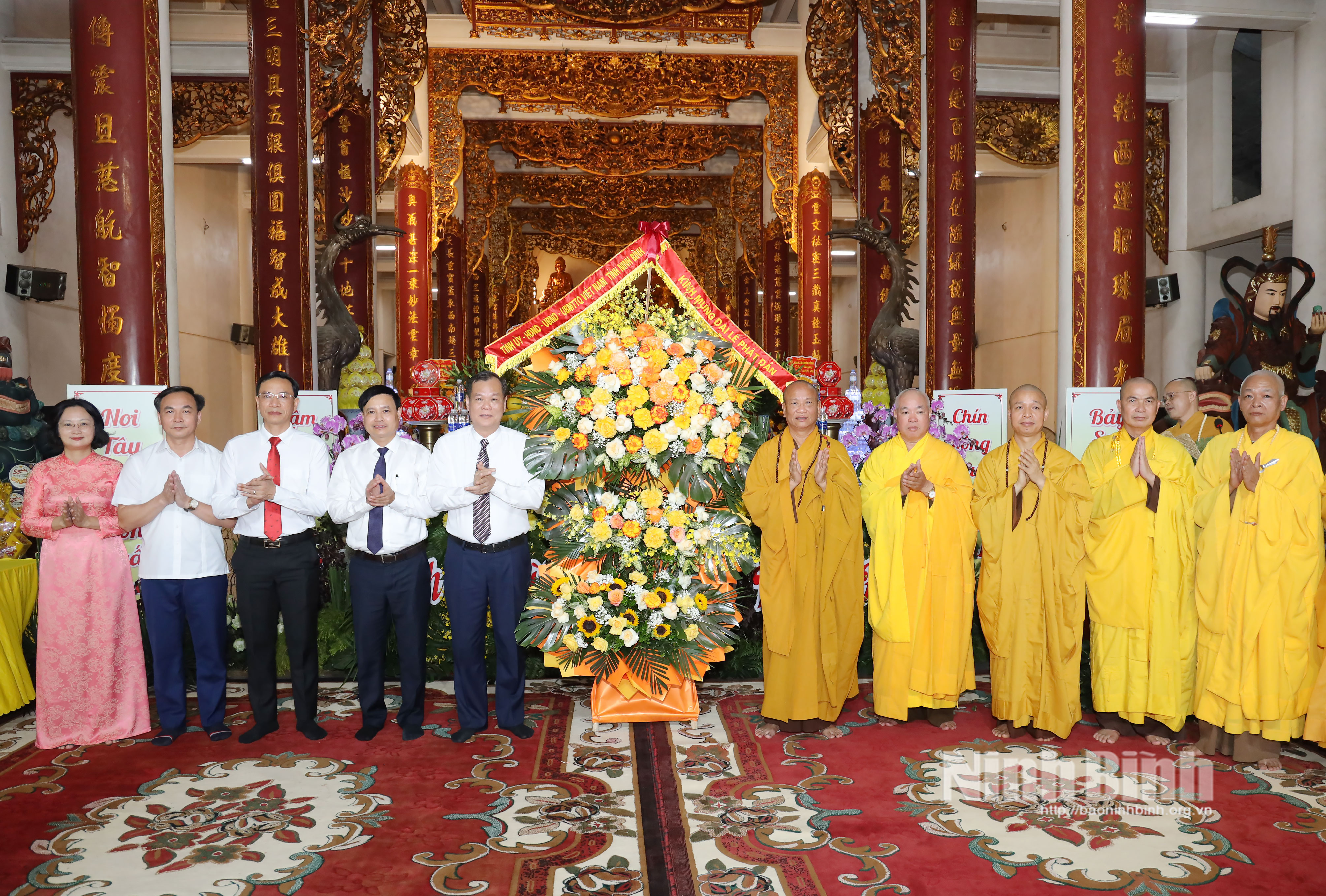 Đồng chí Lê Quốc Chỉnh, Phó Bí thư Tỉnh ủy, Chủ tịch HĐND tỉnh và lãnh đạo các cơ quan, đơn vị của tỉnh đã tặng hoa chúc mừng Ban Trị sự Giáo hội Phật giáo Việt Nam tỉnh nhân mùa Phật đản.