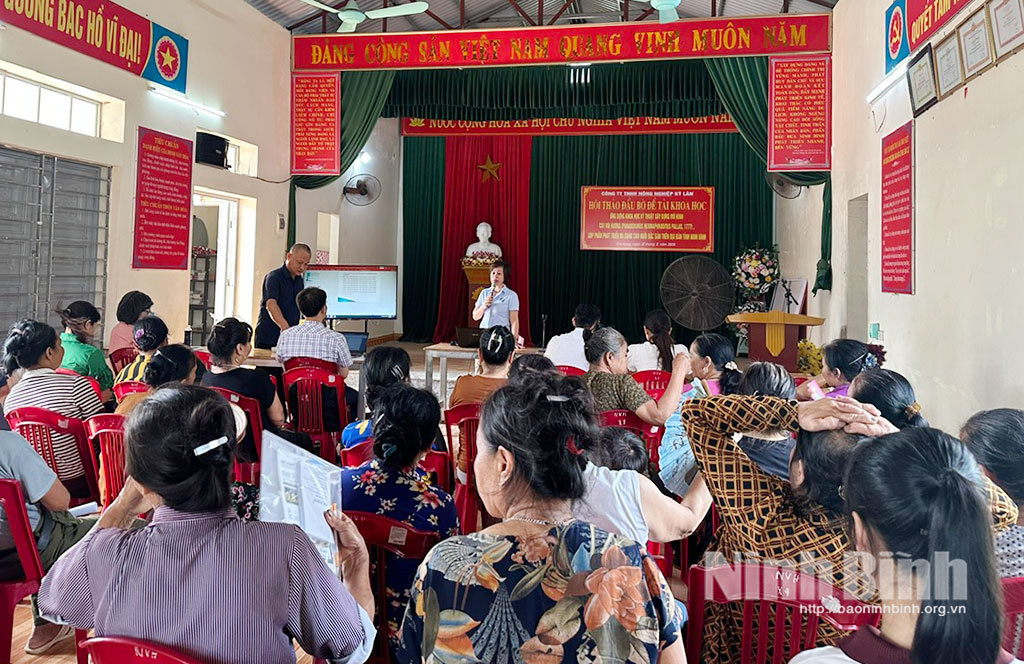 Đại diện Ban chủ nhiệm đề tài giới thiệu với các đại biểu và hộ chăn nuôi trên địa bàn xã Gia Hưng về tiềm năng và các kỹ thuật cơ bản trong nuôi cầy vòi hương.