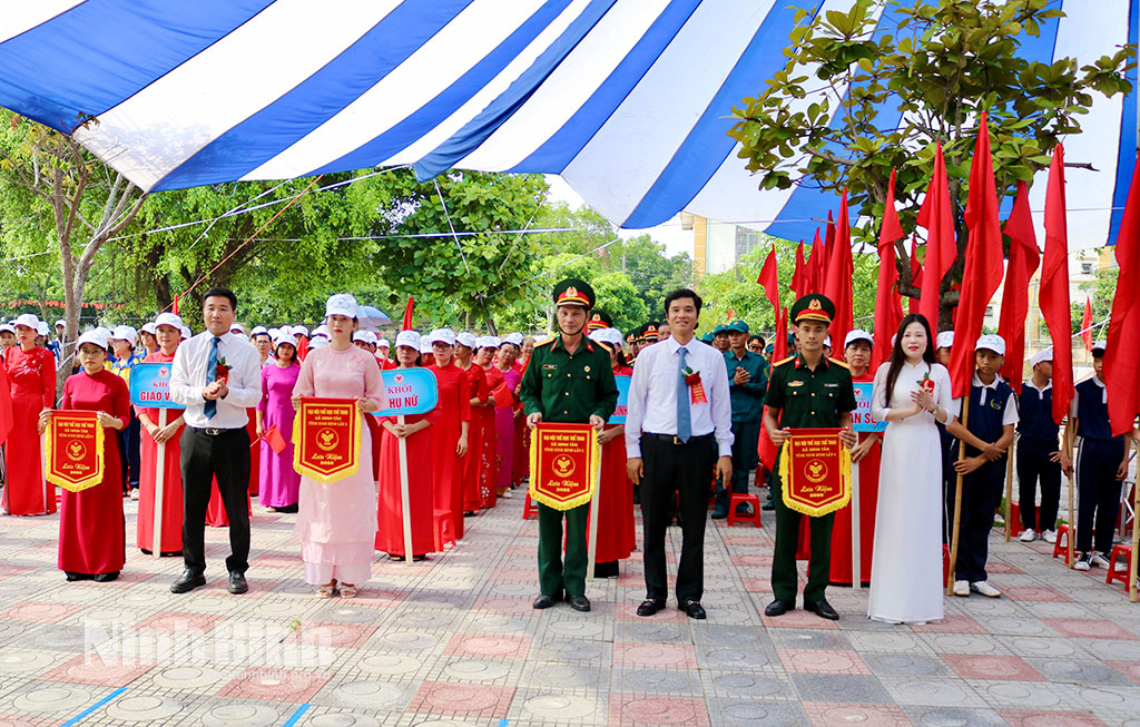 Đồng chí Phan Thành Công, Tỉnh uỷ viên, Hiệu trưởng Trường Chính trị tỉnh và lãnh đạo xã Minh Tân tặng cờ lưu niệm cho các đoàn tham dự Đại hội. Ảnh: Khánh Dũng