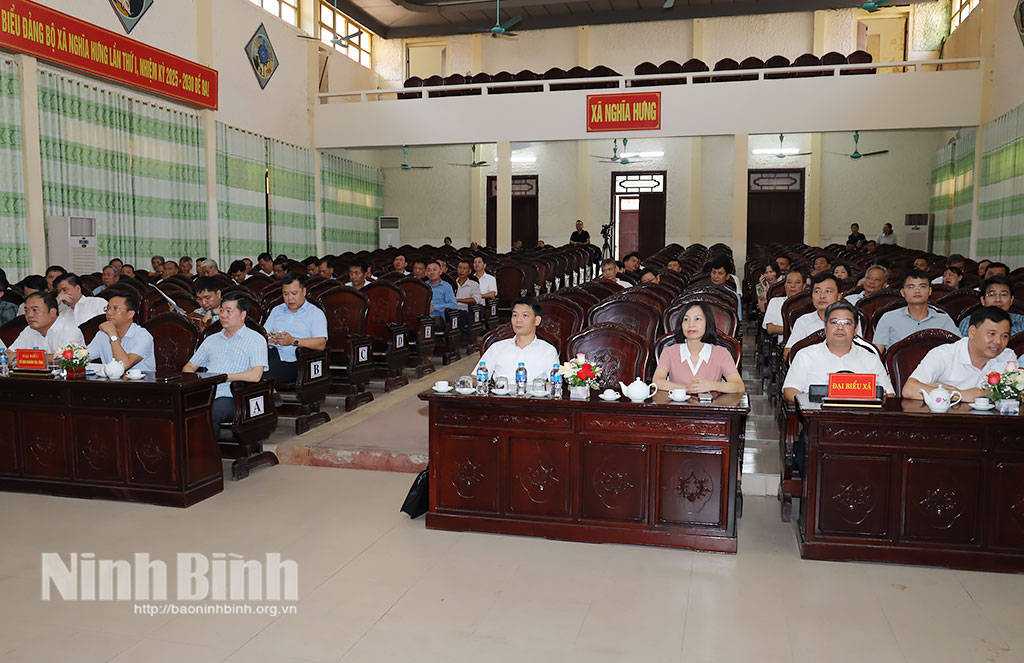 Các đại biểu dự hội nghị tiếp xúc cử tri tại xã Nghĩa Hưng. Ảnh: Văn Huỳnh