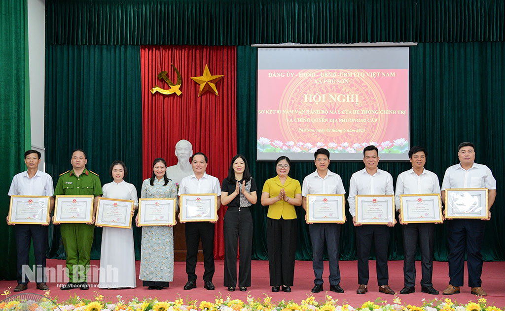 Lãnh đạo Ban Tuyên giáo và Dân vận Tỉnh ủy cùng lãnh đạo xã trao khen thưởng cho các tập thể có thành tích xuất sắc trong thực hiện nhiệm vụ trong một năm qua.