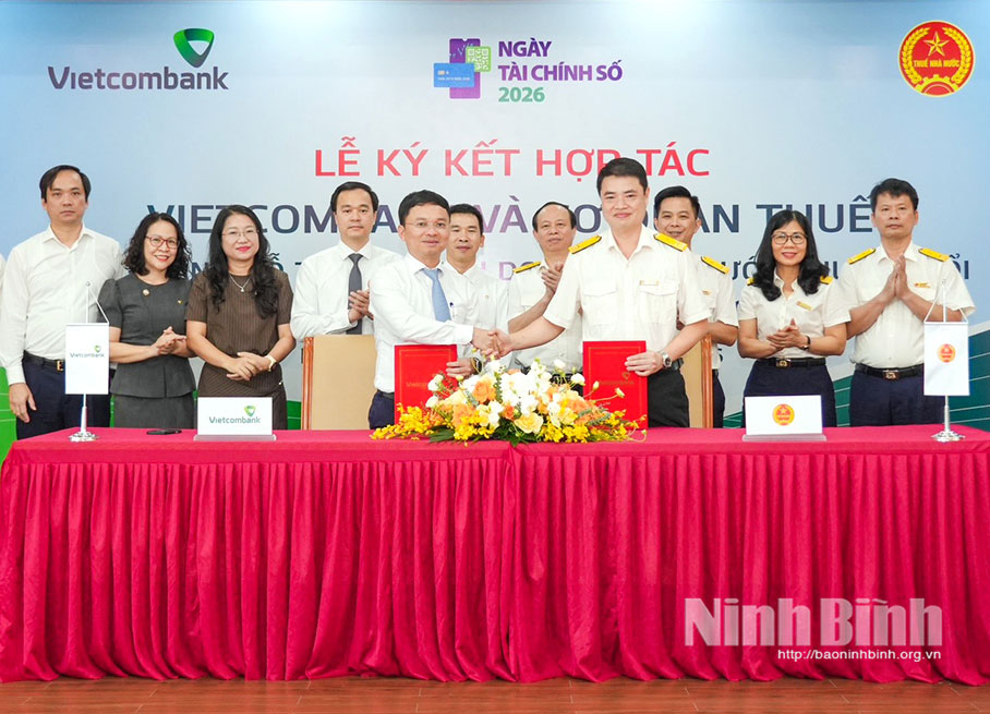 Lãnh đạo Vietcombank chi nhánh Ninh Bình và lãnh đạo Thuế tỉnh ký kết hợp tác tại buổi lễ.