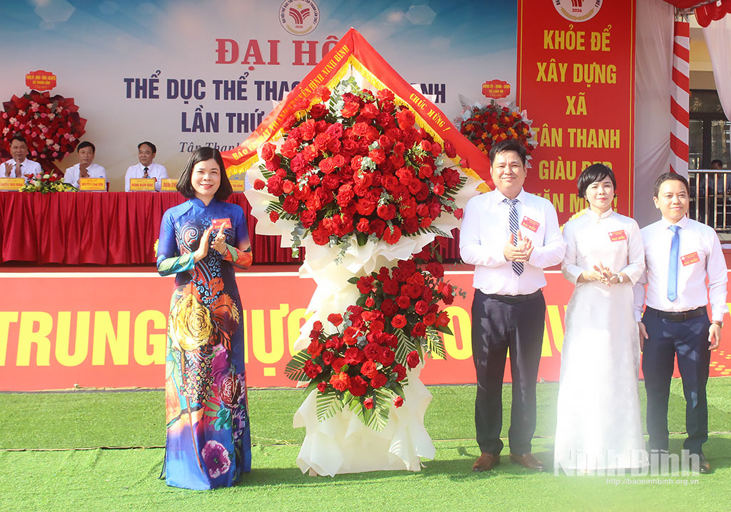Đồng chí Phạm Thị Thu Hằng, Ủy viên Ban Thường vụ Tỉnh ủy, Giám đốc Báo và phát thanh, truyền hình Ninh Bình tặng hoa chúc mừng Đại hội.