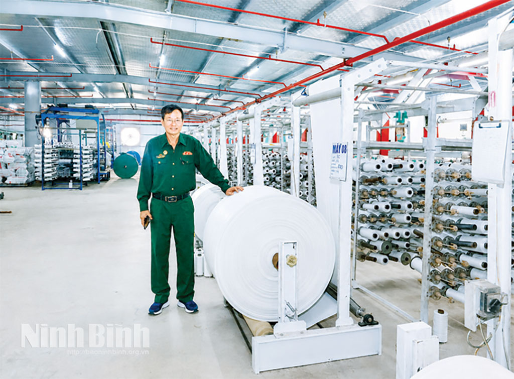 Ông Trịnh Văn Nghiên, Giám đốc Công ty Cổ phần Trịnh Nghiên, xã Quỹ Nhất luôn ưu tiên tuyển dụng quân nhân xuất ngũ và con em cựu chiến binh vào làm việc tại doanh nghiệp.