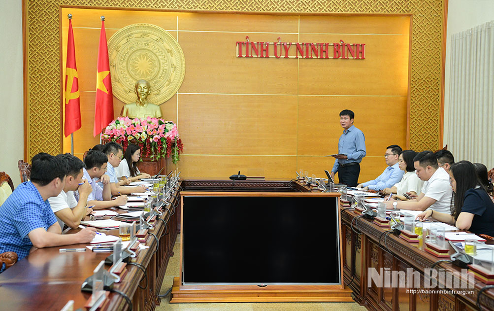 Quang cảnh buổi sinh hoạt Chi bộ Phòng Tổng hợp thuộc Đảng bộ Văn phòng Tỉnh ủy.