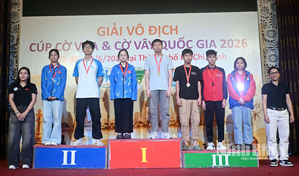 Kỳ thủ Bùi Thị Ngọc Chi và Lê Đặng Bảo Ngọc trên bục nhận Huy chương Vàng và Huy chương Bạc cá nhân nữ 18 tuổi nội dung Cờ chớp.