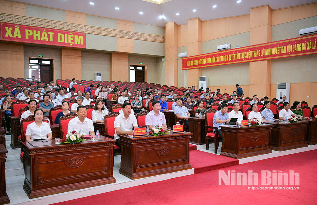 Các đại biểu dự lễ ra quân.