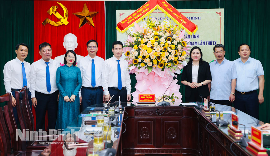 Đồng chí Đinh Thị Lụa, Phó Bí thư Tỉnh ủy, Chủ tịch Ủy ban MTTQ Việt Nam tỉnh tặng hoa chúc mừng Đoàn đại biểu Hội Nông dân tỉnh Ninh Bình dự Đại hội đại biểu toàn quốc Hội Nông dân Việt Nam lần thứ IX, nhiệm kỳ 2026-2031.