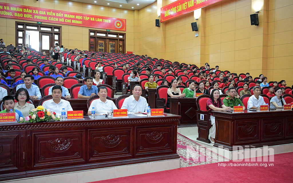 Các đại biểu dự lễ khai mạc.