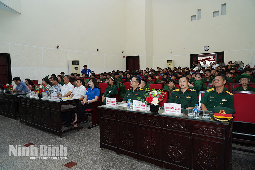 Các đại biểu dự lễ xuất quân.