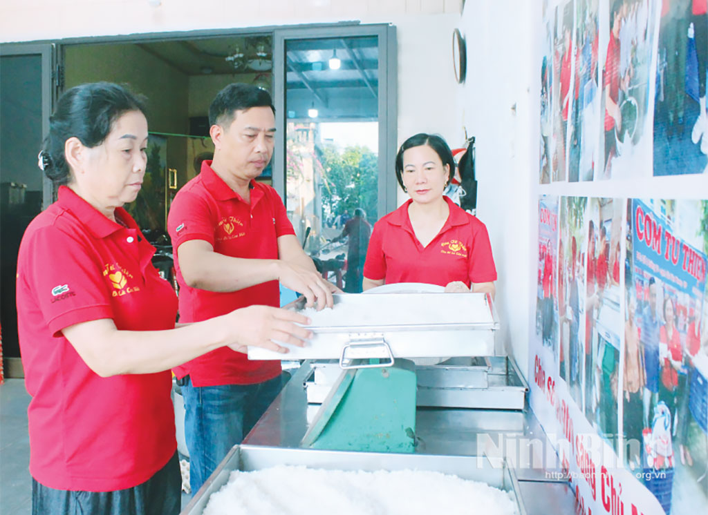 Anh Nguyễn Hồng Sơn và các thành viên Hội Cơm từ thiện chuẩn bị thực phẩm nấu cơm cho bệnh nhân nghèo.
