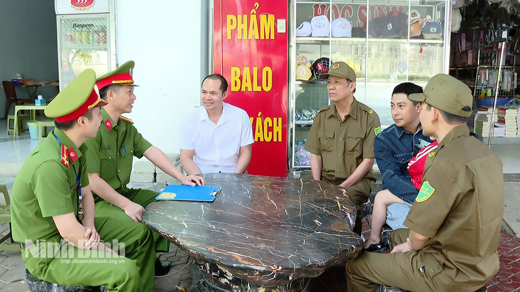 Cán bộ, chiến sĩ Công an tỉnh Ninh Bình tăng cường tuyên truyền, nâng cao nhận thức của người dân về phương thức, thủ đoạn hoạt động của tội phạm đánh bạc, cá độ bóng đá.