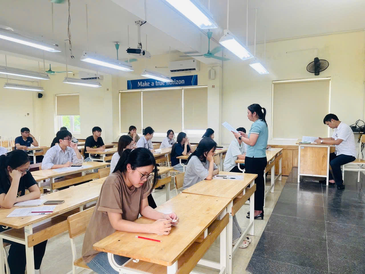 Thí sinh làm thủ tục dự thi tại Trường THPT Chuyên Lương Văn Tụy. Ảnh CTV