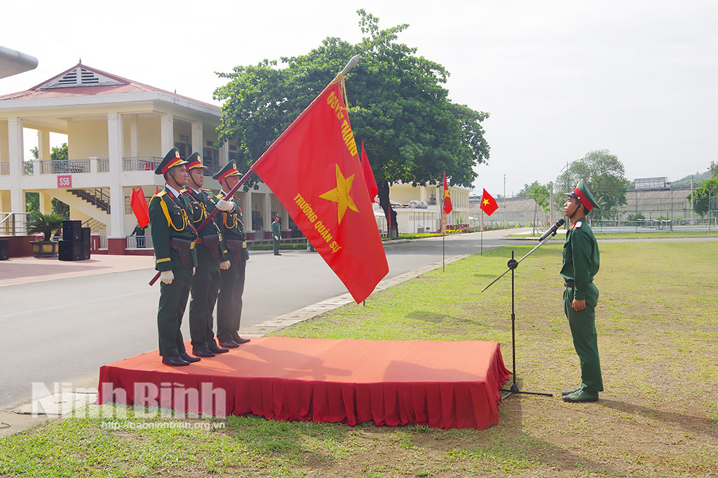 Đại diện chiến sĩ mới Trường Quân sự Quân đoàn 12 tuyên thệ dưới cờ.