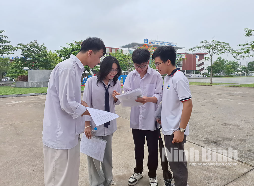 Thí sinh dự thi môn Ngữ văn, Kỳ thi Tốt nghiệp THPT năm 2026 tại điểm thi Trường THPT Chuyên Lương Văn Tụy.