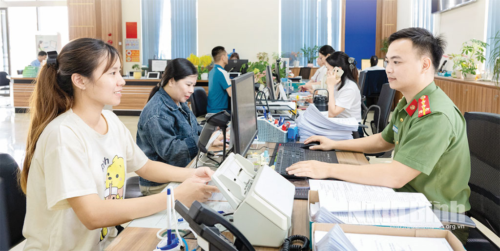 Thực hiện thủ tục hành chính tại Trung tâm Phục vụ hành chính công tỉnh. Ảnh: Ngọc Linh