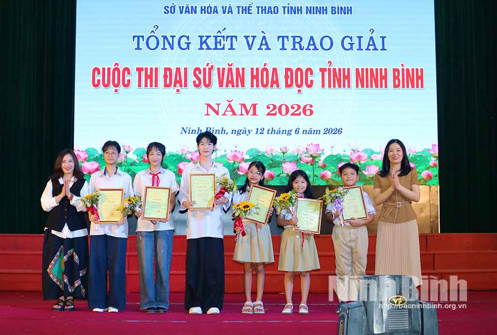 Ban Tổ chức cuộc thi trao giải Nhất cuộc thi Đại sứ văn hoá đọc tỉnh Ninh Bình năm 2026 cho các học sinh.