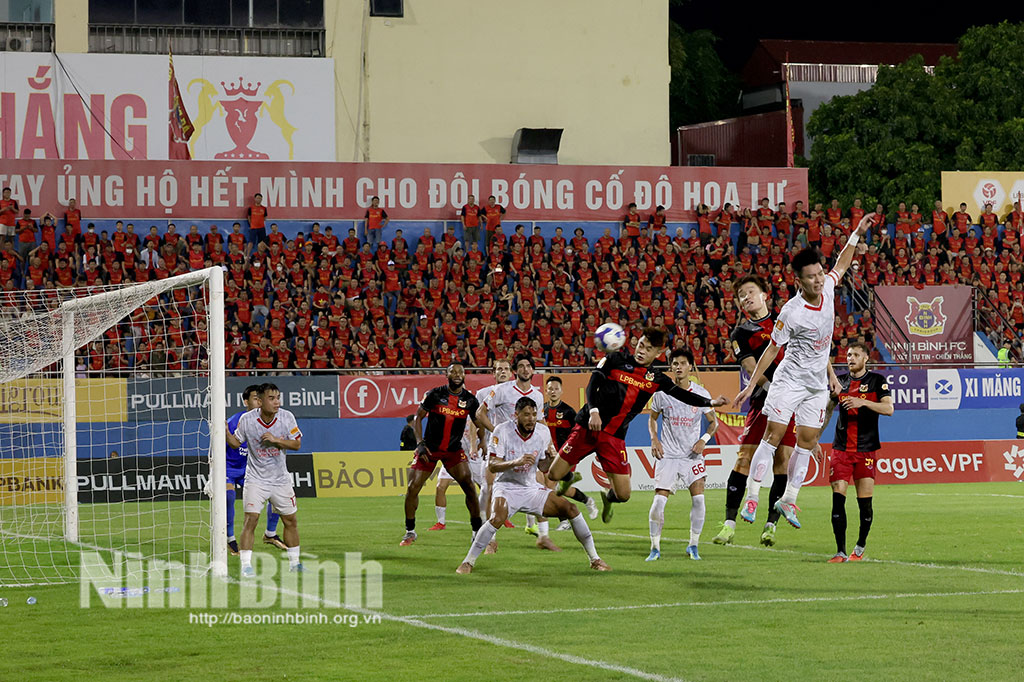 Pha tấn công của đội chủ nhà Ninh Bình FC trước khung thành đội khách.