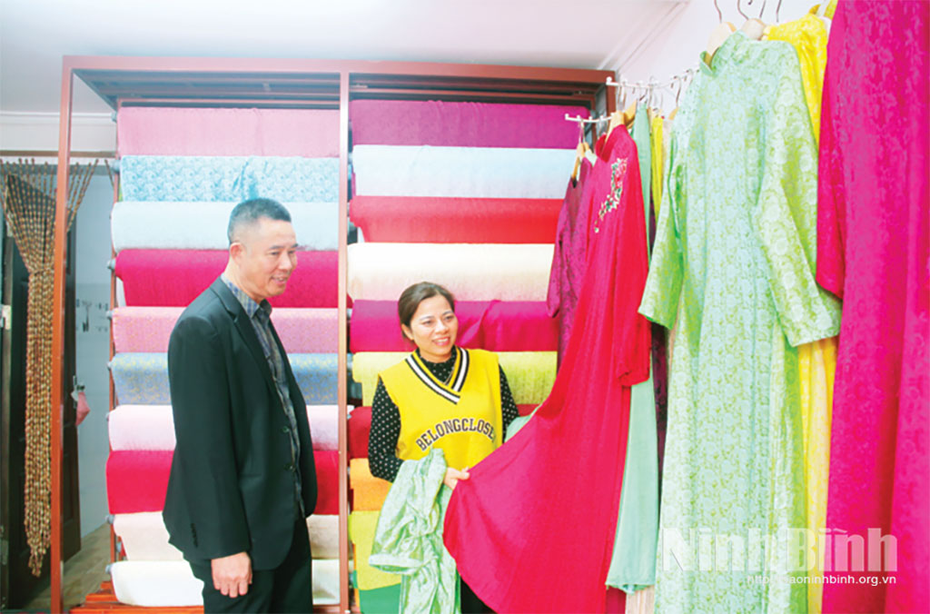 Cửa hàng giới thiệu sản phẩm của cơ sở dệt lụa truyền thống Thực Liên Silk ở Nha Xá, phường Duy Tân.