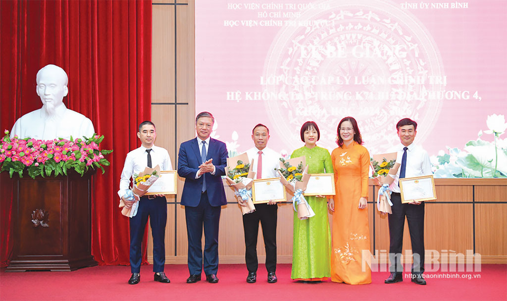Tỉnh ủy Ninh Bình phối hợp với Học viện Chính trị khu vực I (Học viện Chính trị quốc gia Hồ Chí Minh) tổ chức Lễ bế giảng Lớp Cao cấp lý luận chính trị hệ không tập trung K71.B12 địa phương 4, khóa học 2024-2026. Ảnh: Trường Giang