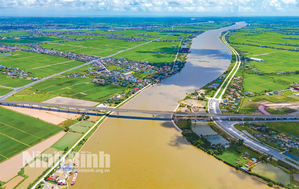 Cầu Tam Tòa bắc qua sông Đáy, góp phần hoàn thiện hạ tầng giao thông, thúc đẩy phát triển kinh tế - xã hội của địa phương. Ảnh: Ngọc Linh