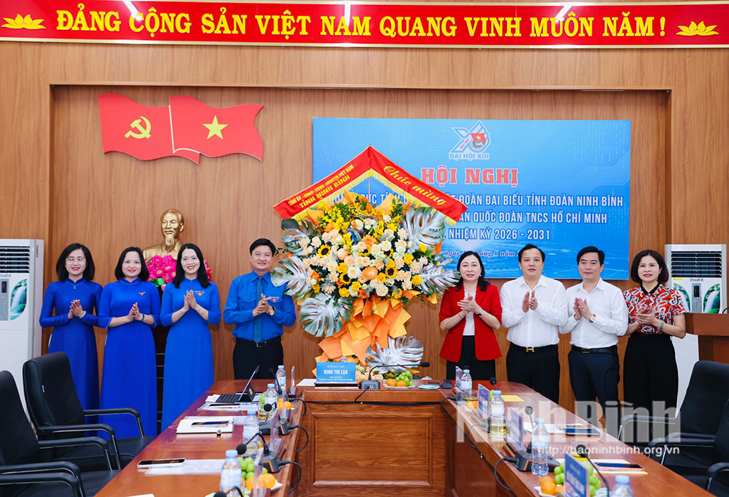 Đồng chí Đinh Thị Lụa, Phó Bí thư Tỉnh ủy, Chủ tịch Ủy ban MTTQ Việt Nam tỉnh tặng hoa cho Đoàn đại biểu tỉnh Đoàn Ninh Bình tham dự Đại hội đại biểu toàn quốc Đoàn TNCS Hồ Chí Minh lần thứ XIII, nhiệm kỳ 2026-2031.