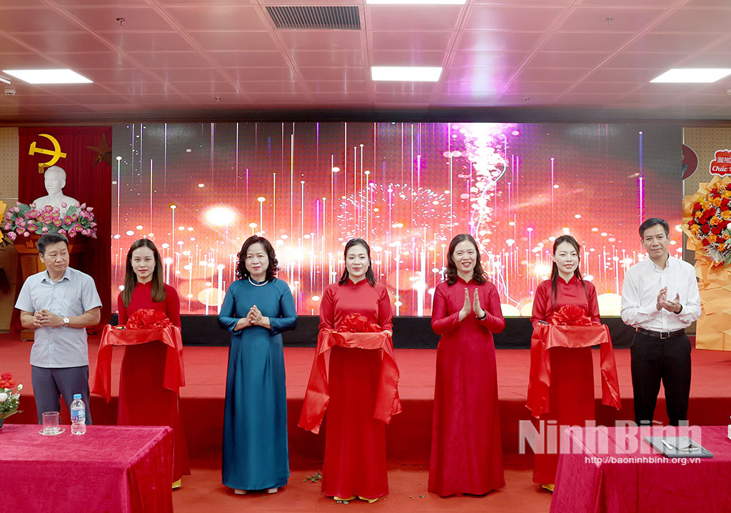 Các đại biểu cắt băng khai trương trụ sở mới Bệnh viện Đa khoa Thành Nam cơ sở 1.