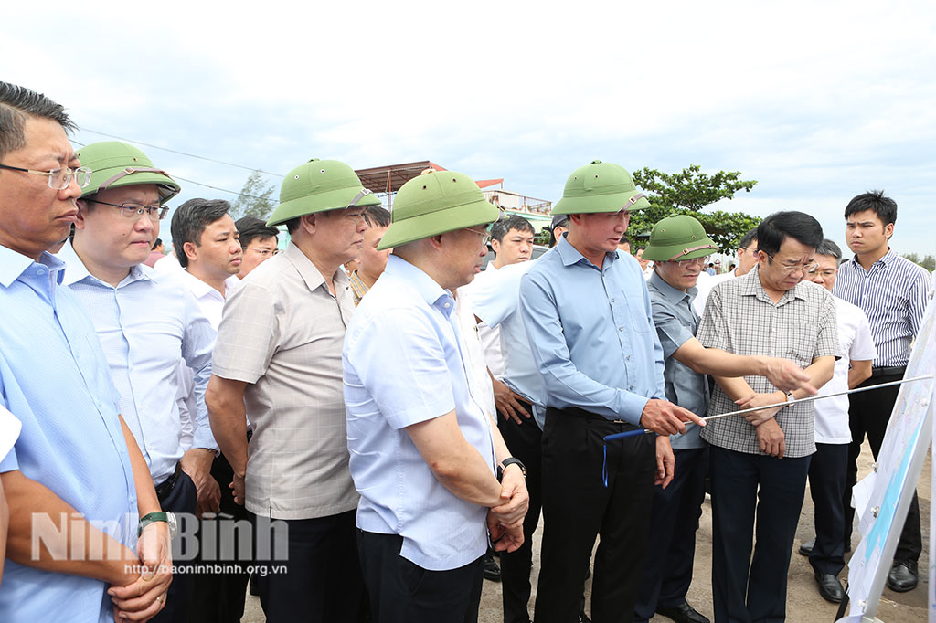 Đồng chí Trần Huy Tuấn, Ủy viên Trung ương Đảng, Bí thư Tỉnh ủy và Đoàn công tác khảo sát, đánh giá tiềm năng, định hướng phát triển kinh tế đô thị ven biển khu vực phía Đông tỉnh.