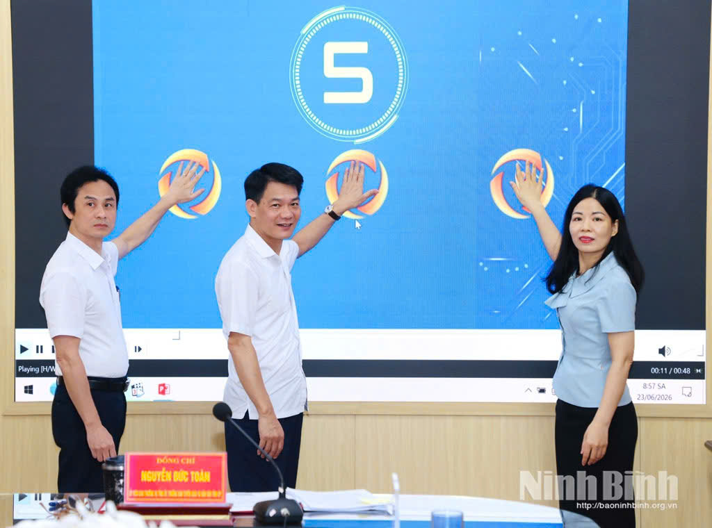 Các đại biểu bấm nút phát động cuộc thi.