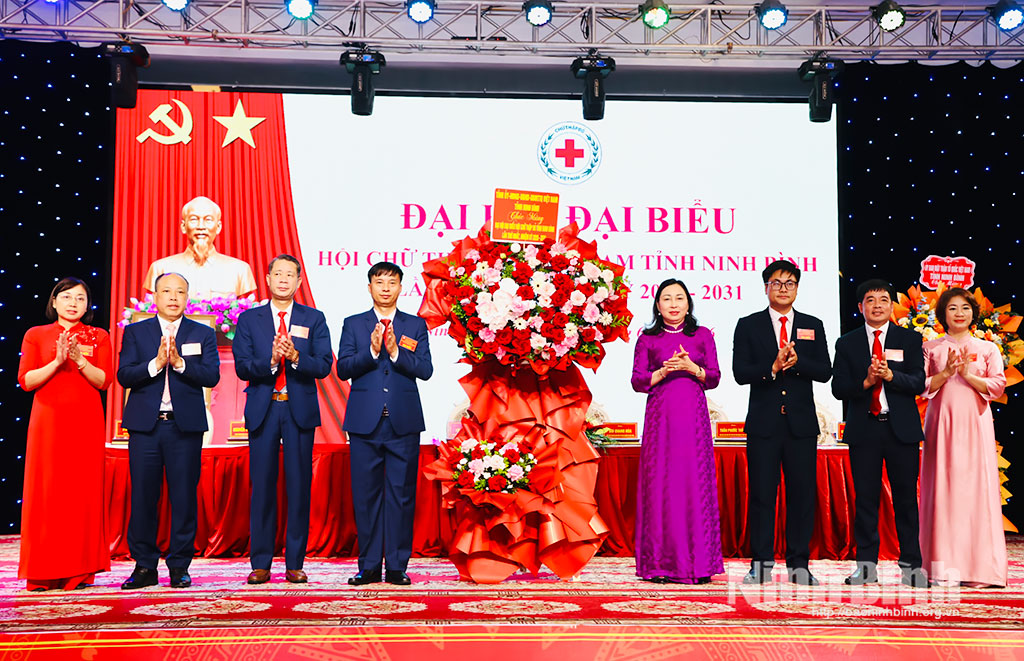 Đồng chí Đinh Thị Lụa, Phó Bí thư Tỉnh ủy, Chủ tịch Ủy ban Mặt trận Tổ quốc Việt Nam tỉnh tặng hoa chúc mừng Đại hội.