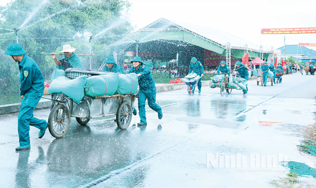 Các lực lượng phường Vị Khê tham gia diễn tập thực hành sơ tán người dân, vận chuyển tài sản theo phương châm “4 tại chỗ” khi có bão mạnh, siêu bão đổ bộ.