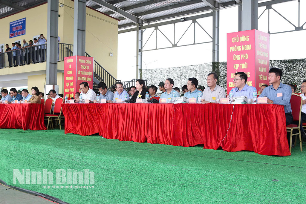 Các đại biểu dự buổi diễn tập thử.