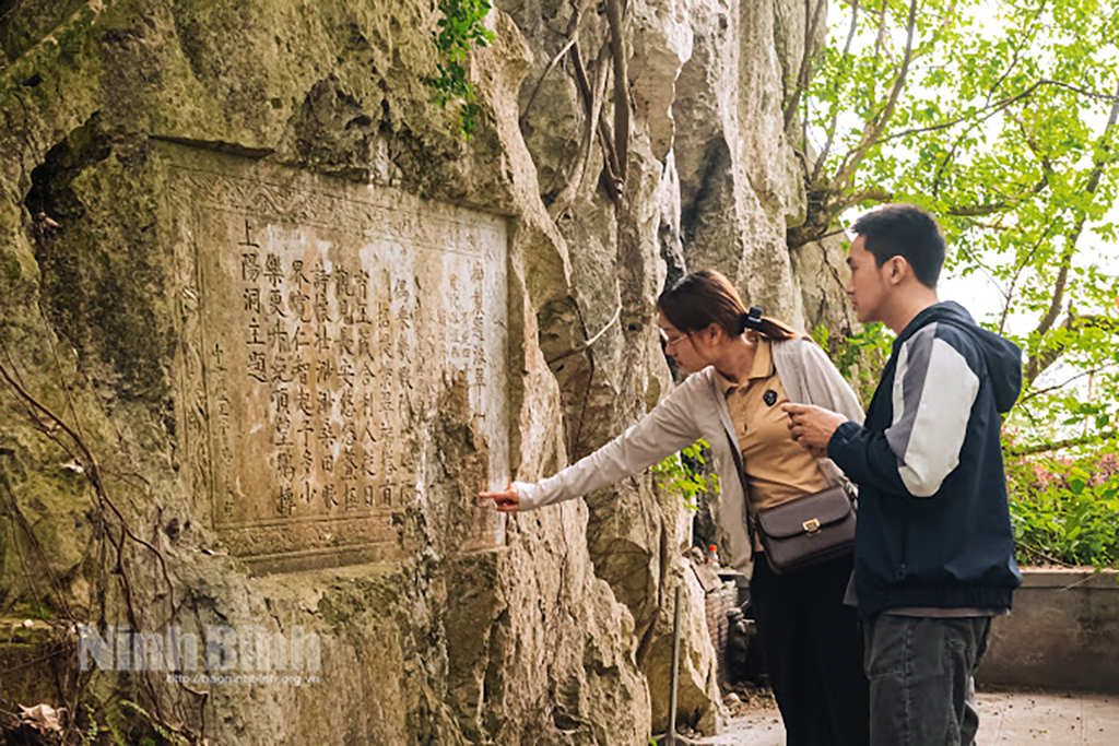 Thơ khắc trên núi Non Nước. Ảnh: Ngọc Linh