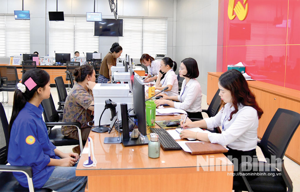 Hoạt động tại Trung tâm Phục vụ hành chính công xã Gia Viễn diễn ra thông suốt, hiệu quả, phục vụ tốt nhu cầu của người dân, doanh nghiệp.