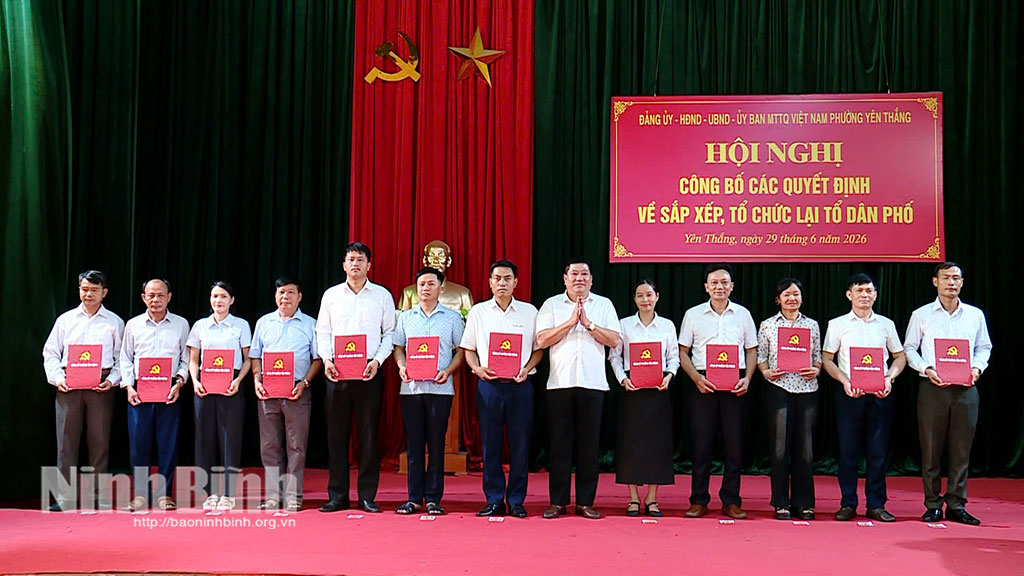 Lãnh đạo phường Yên Thắng trao các quyết định chỉ định Bí thư chi bộ, Tổ trưởng tổ dân phố và Trưởng ban công tác Mặt trận tổ dân phố.