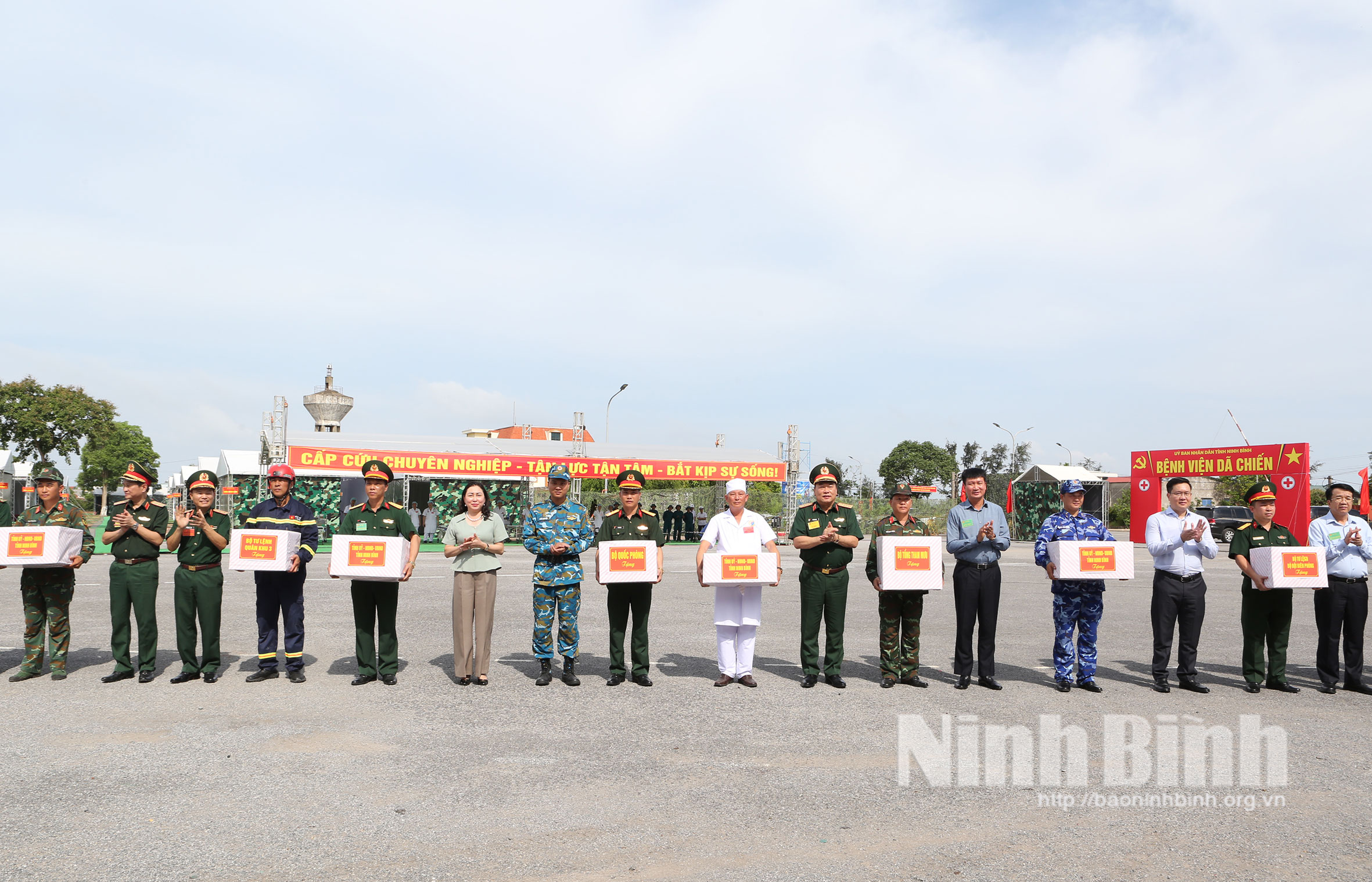 Lãnh đạo Bộ Tổng tham mưu Quân đội Nhân dân Việt Nam, Quân Khu 3 và Tỉnh ủy, UBND tỉnh tặng quà của Bộ Tổng tham mưu cho các đơn vị tham gia diễn tập.