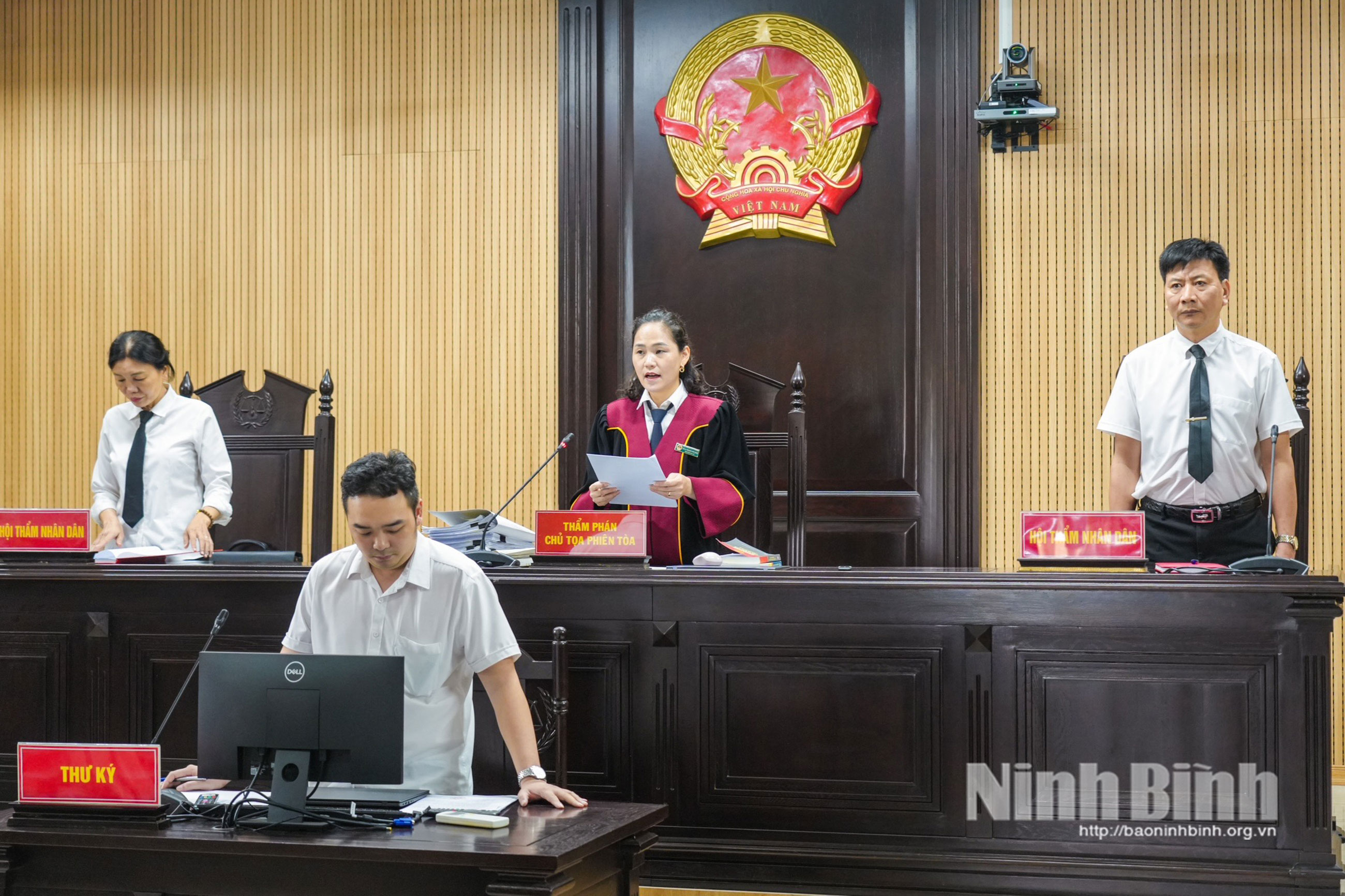 Phiên toà xét xử ba bị cáo.