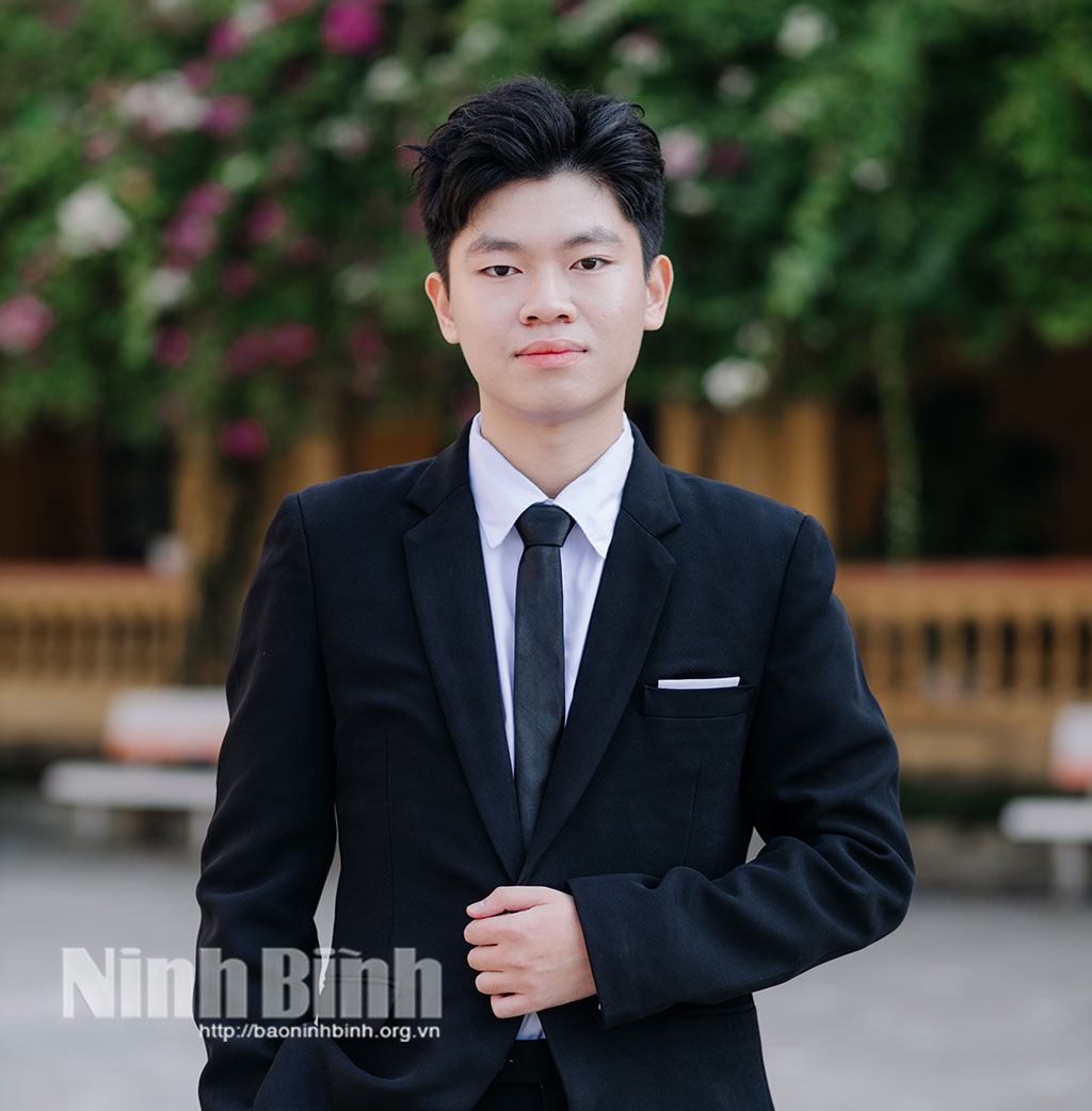 Em Nguyễn Trọng Trường Anh, học sinh lớp 12A1, Trường THPT Lê Quý Đôn.