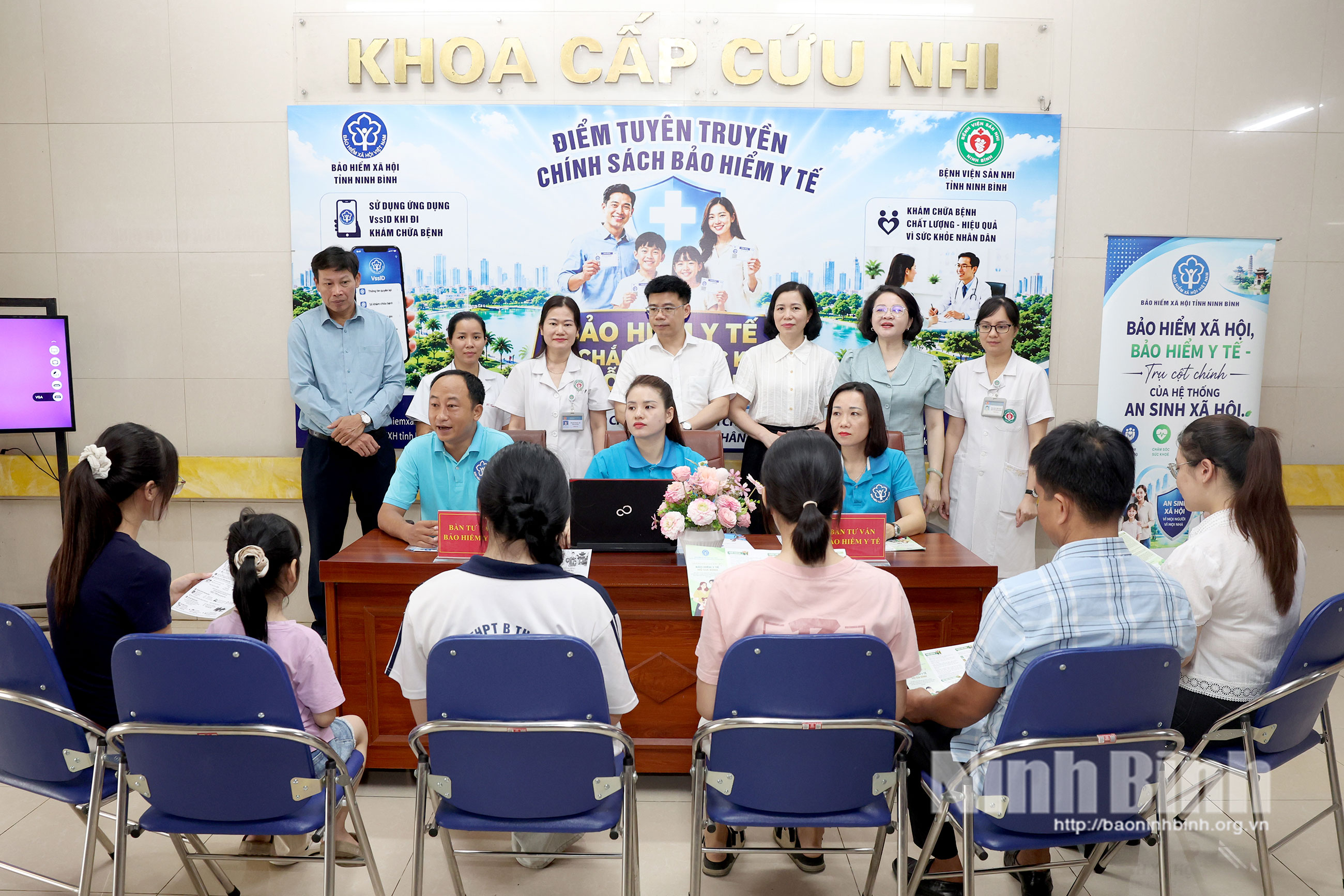 Lãnh đạo Bảo hiểm xã hội tỉnh, Sở Y tế dự khai trương, thị sát thực tế điểm tuyên truyền Bảo hiểm y tế tại Bệnh viện Sản Nhi tỉnh.