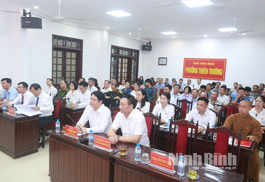 Các đại biểu dự kỳ họp.